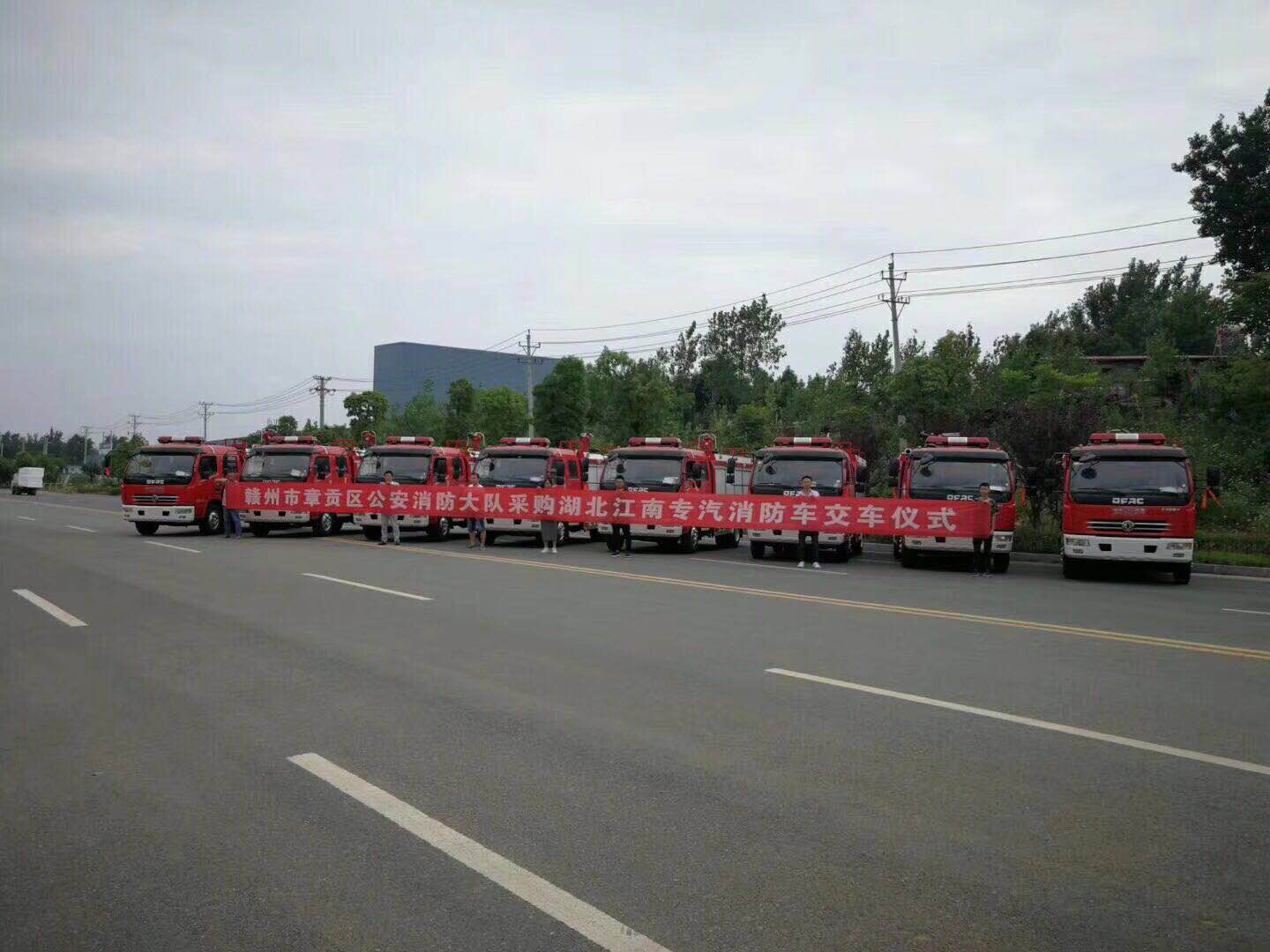 东风多利卡水罐消防车 507938156646596657.jpg