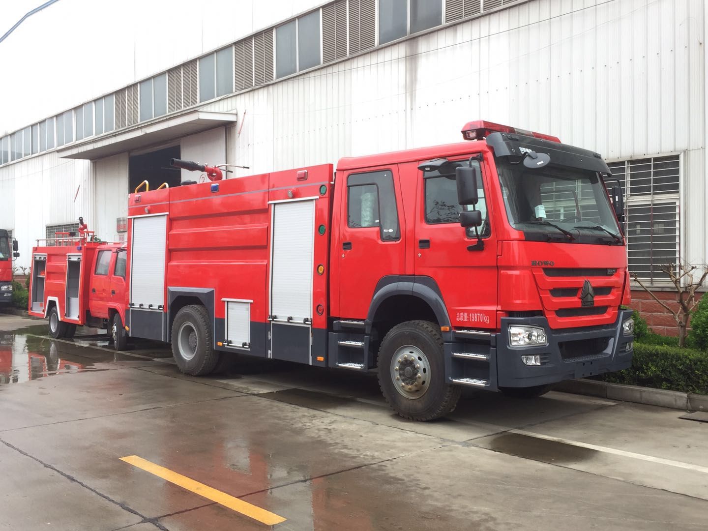 重汽豪沃8吨水罐消防车 2B2BE2869B84A8BEF901451D6F50F546.jpg