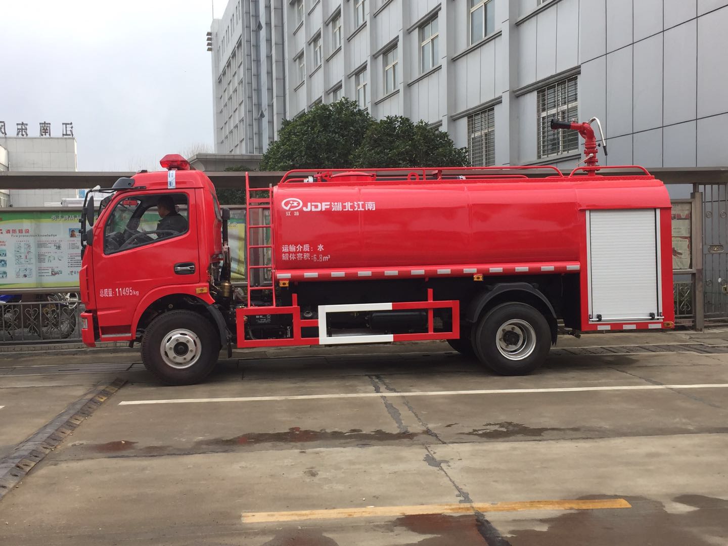 东风大多利卡水罐消防车 31712913043734433.jpg