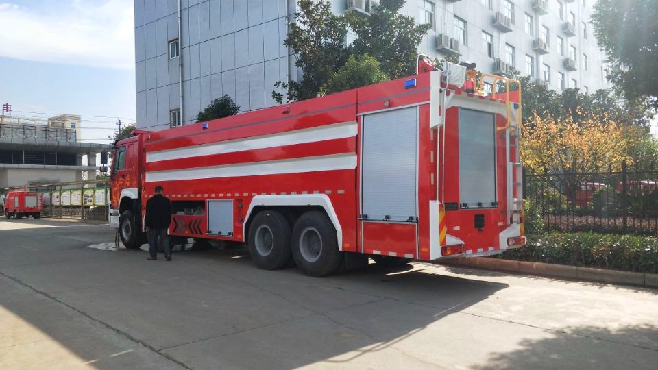 重汽豪沃25吨泡沫消防车.jpg 7EE3189C101B6E69A48CD1061779A40E_副本.jpg